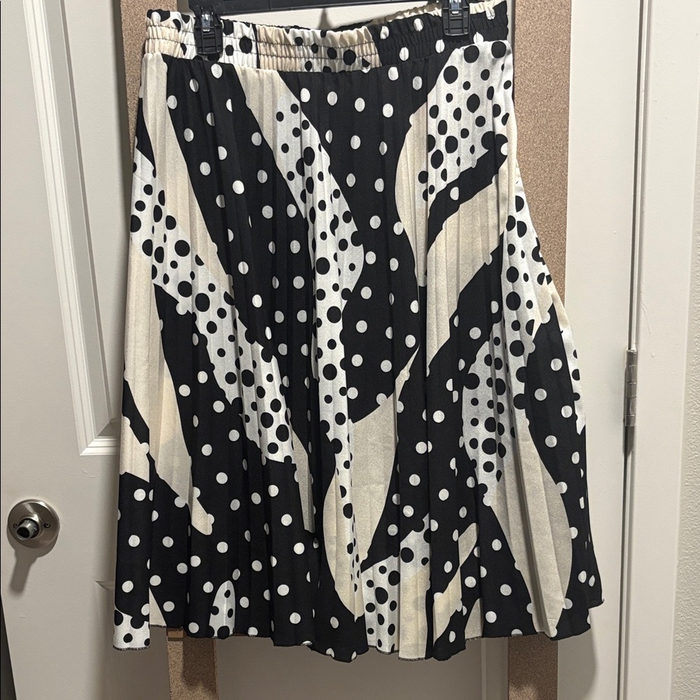 Tahari Black and Cream Patterned A-Line Skirt